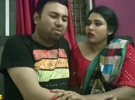 Pila saree me sexy boor sareewala