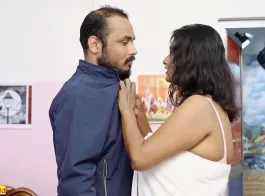 भव्य गोरा सेक्स करने के लिए तैयार होने के दौरान एक शेरपा जंप सूट पहने हुए है।