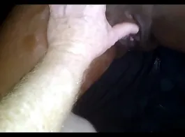 वक्र परिपक्व गोरा अपने स्तन के साथ खेल रहा है, जबकि उसका साथी उसकी भट्ठा चोद रहा है।