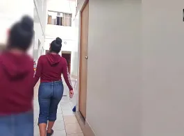 फूहड़ गोरी शीला अपने नए पड़ोसी के साथ सेक्स कर रही है, जब तक कि वह आने तक उँगलियों से नहीं आ गई।